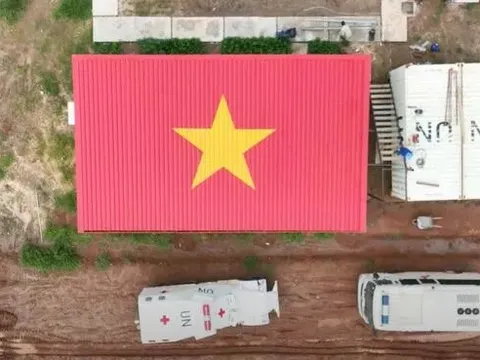 Chiến sĩ “mũ nồi xanh” vẽ cờ Tổ quốc gần 100m2 tại châu Phi nhân dịp Quốc khánh 2/9