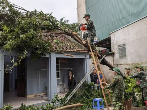 Quân đội khẩn trương khắc phục hậu quả bão số 3 tại Hà Nội