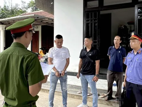 Bắt 2 đối tượng sử dụng súng pháo gây rối ở phố đi bộ