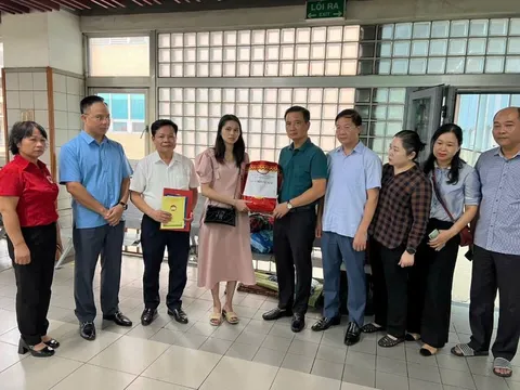 Quận Hoàng Mai thăm hỏi nạn nhân bị thương do cây đổ và người dân di dời tránh bão