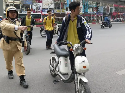 Từ 1/1/2025, đi xe đạp điện không đội mũ bảo hiểm có thể bị phạt bao nhiêu?