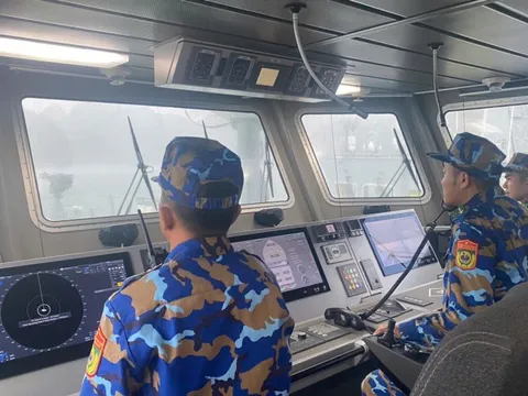 Chiến sỹ biên phòng, hải quân trực tiếp trên biển cùng ngư dân chống bão