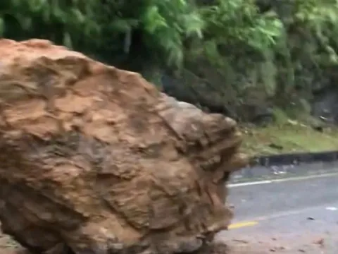 Sạt lở đá gây chia cắt Quốc lộ 3B Bắc Kạn