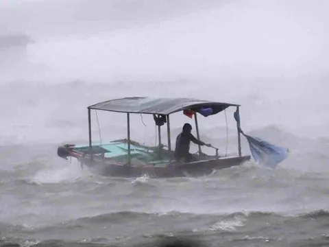 Đất nước bên bờ sóng