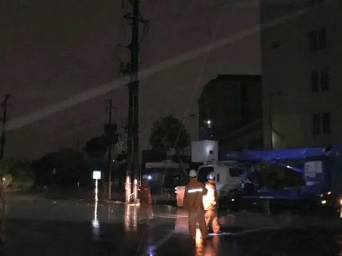 Dồn lực khắc phục sự cố lưới điện sau bão số 3