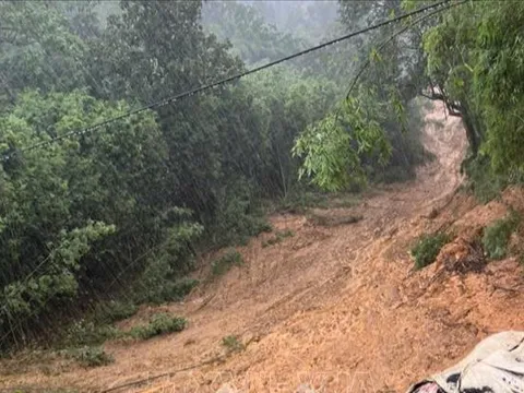 Lào Cai: Sạt lở đất đá tại Si Ma Cai, cứu sống kịp thời một bé 3 tuổi