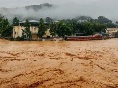 Cao Bằng: Xe khách bị lũ cuốn trôi, 2 hành khách tử vong