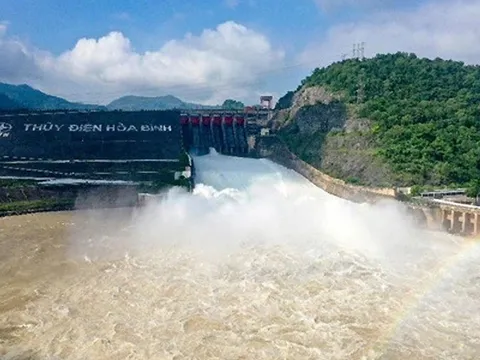 Tiếp tục đóng thêm cửa xả đáy hồ thủy điện Hòa Bình và Tuyên Quang