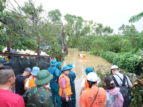 Hà Nội: Hỗ trợ di dời người dân phường Ngọc Thuỵ ra khỏi bãi giữa sông Hồng