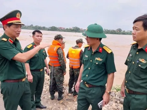 Cập nhật công tác cứu hộ, cứu nạn, lắp đặt cầu phao tại cầu Phong Châu