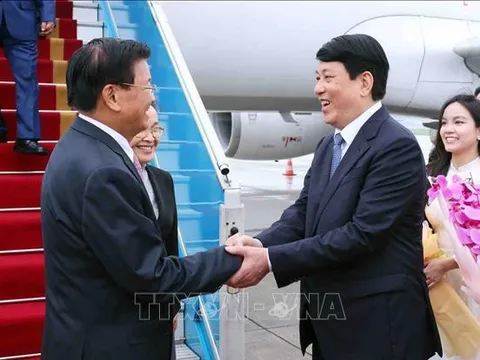Tổng Bí thư, Chủ tịch nước Lào đến Hà Nội, bắt đầu thăm cấp Nhà nước tới Việt Nam