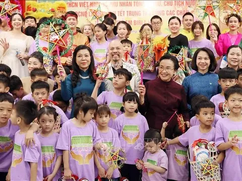 Phu nhân Ngô Phương Ly và Phu nhân Naly Sisoulith thăm Làng trẻ em Birla Hà Nội