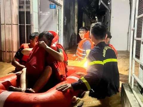 Lực lượng Công an tiếp tục giải cứu người dân, tài sản đến nơi an toàn trong vùng lũ
