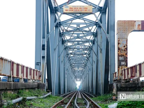 Cấm người và phương tiện đi lại trên cầu Đuống