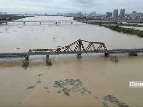 Chủ tịch Hà Nội chỉ đạo nóng về nguy cơ nước dâng cao uy hiếp an toàn cầu trên sông
