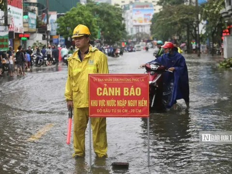 Hà Nội ngập úng khiến giao thông ùn tắc kéo dài