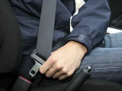 Đi xe ô tô công nghệ, hành khách không thắt dây an toàn, ai bị phạt?