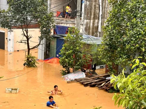 Nước dâng cao, thực hiện '4 tại chỗ' bảo đảm tính mạng cho người dân bị cô lập tại TP. Thái Nguyên