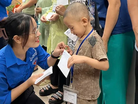 Đoàn TNCQTW Hội Luật gia Việt Nam trao quà cho bệnh nhi dịp Trung thu