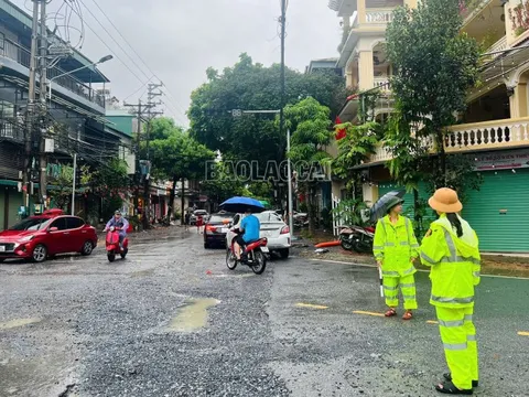 Lào Cai lập 18 chốt bảo đảm an toàn giao thông đường bờ kè sông Hồng bị ngập