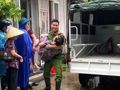 Cán bộ chiến sỹ công an quận Bắc Từ Liêm cùng nhân dân chống mưa lũ