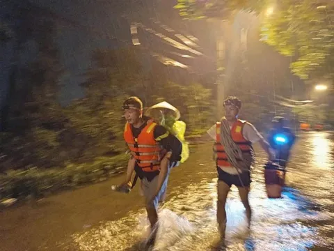 Hình ảnh đẹp của các cấp công đoàn Hà Nội tham gia hộ đê, giúp dân sơ tán tránh lũ