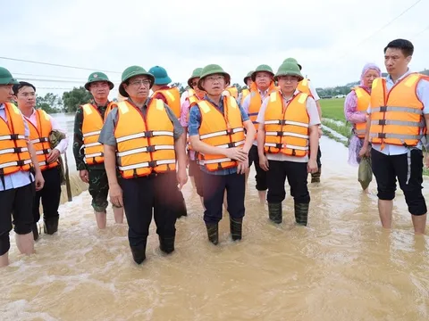 Thủ tướng chỉ đạo bảo đảm an toàn đê điều, hồ đập; triển khai phương tiện, kể cả trực thăng, hỗ trợ người dân