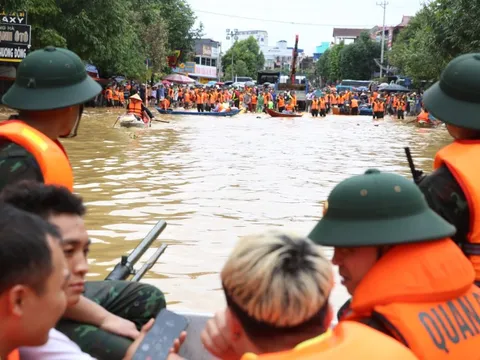 Ấm áp tình quân dân trong mưa lũ