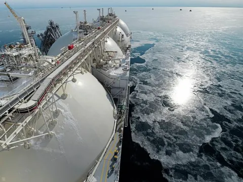 Tàu không có khả năng phá băng “đánh liều” chở LNG của Nga qua Bắc Cực