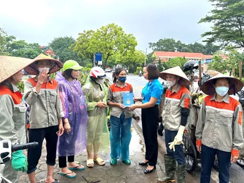 Liên đoàn Lao động quận Hà Đông hỗ trợ người lao động bị ảnh hưởng bão lũ
