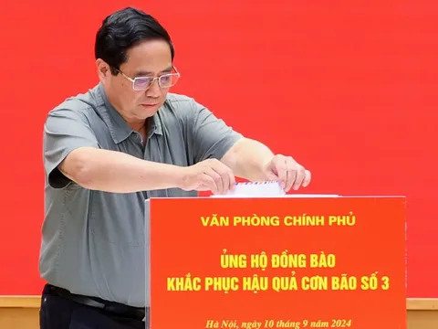 Thủ tướng cùng cán bộ, công chức Văn phòng Chính phủ ủng hộ đồng bào khắc phục hậu quả bão số 3