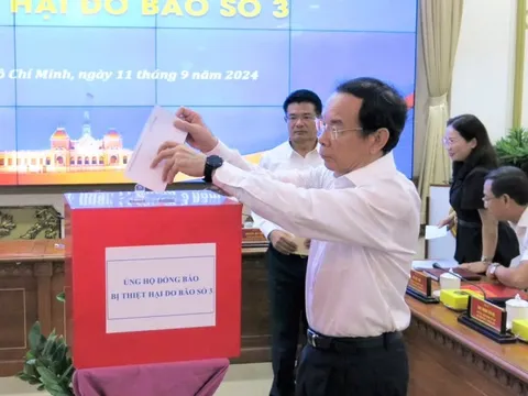 Lãnh đạo, cán bộ TPHCM quyên góp ủng hộ đồng bão bị thiệt hại do bão số 3