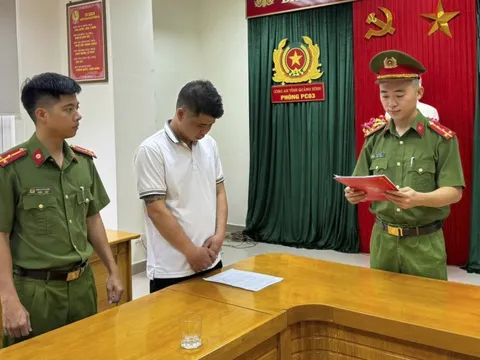 Đối tượng bị truy nã vì lừa đảo ra đầu thú