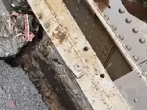 Cầu Long Biên chỉ bong mối hàn lan can, không ảnh hưởng kết cấu, chất lượng