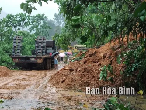 Cứu được 1 cháu bé trong vụ sạt lở đất ở Kim Bôi, Hòa Bình