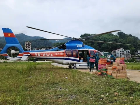 Trực thăng Quân đội tiếp tục vận chuyển hàng cứu trợ đến Cao Bằng