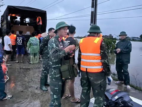 Hà Nội: Tích cực gia cố hộ đê, hỗ trợ bà con vùng lũ