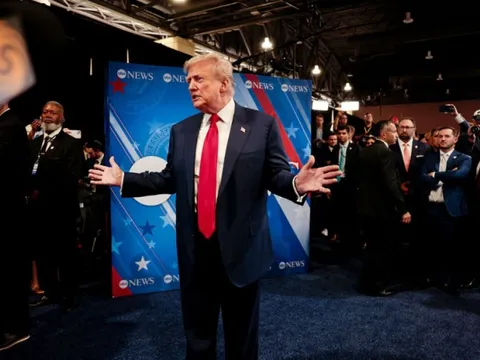 Điều bất ngờ bên ngoài sân khấu tranh luận giữa ông Trump và bà Harris