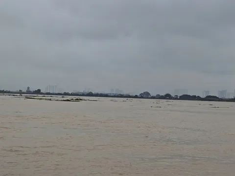 Mực nước sông Hồng, sông Đuống đang biến đổi chậm dưới báo động 3