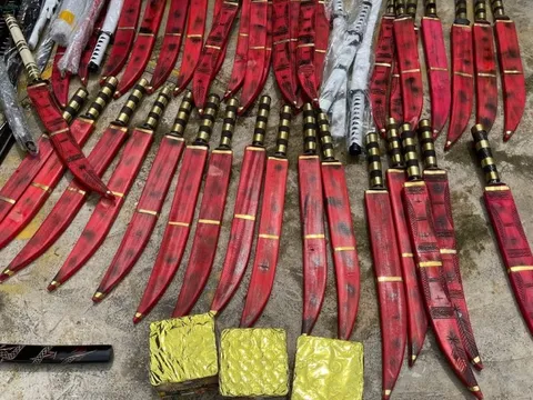 Nghệ An: Bắt giữ 2 người phụ nữ, thu hàng trăm vũ khí