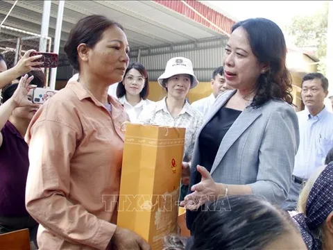 Phó Chủ tịch nước Võ Thị Ánh Xuân thăm, tặng quà người dân bị ảnh hưởng do bão lụt tại Bắc Giang
