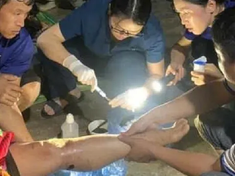 Bị thương do sạt lở, người dân được cứu hộ băng rừng hơn 7km đi cấp cứu