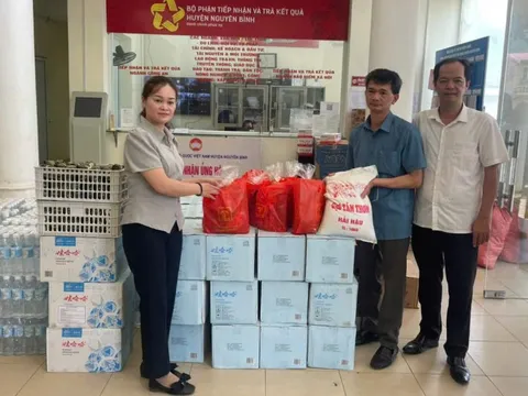 Hội Nhà báo tỉnh Cao Bằng trao quà tại hỗ trợ người dân vùng lũ huyện Nguyên Bình