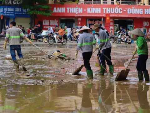 Ấm áp tình người trong cơn lũ dữ