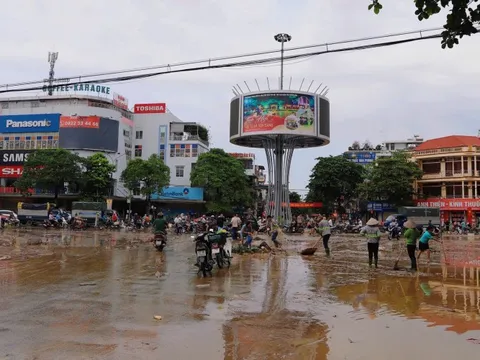 Người dân Tuyên Quang nỗ lực vượt qua cơn lũ dữ