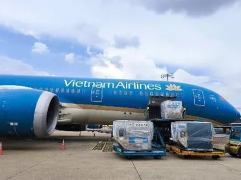 Vietnam Airlines vận chuyển gần 30 tấn hàng cứu trợ vùng bão lũ miền Bắc sau 2 ngày