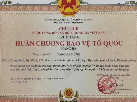 Truy tặng Huân chương bảo vệ Tổ quốc cho Trung tá hy sinh khi giúp dân khắc phục bão