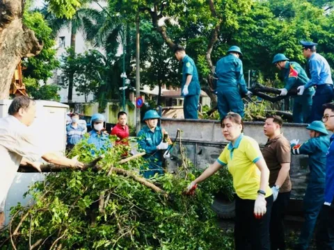 Tăng cường nhân lực xử lý rác thải, bảo đảm vệ sinh môi trường sau bão số 3