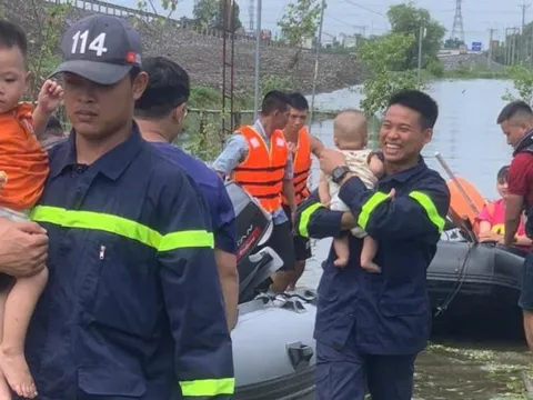 Cảnh sát Phòng cháy chữa cháy và cứu nạn cứu hộ hỗ trợ sơ tán các hộ dân bị ngập lụt