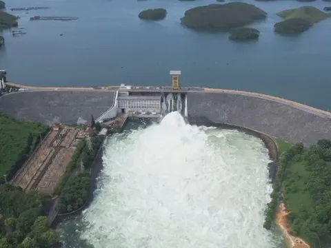 Đóng cửa xả mặt số 2 hồ thủy điện Thác Bà